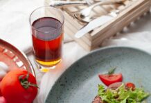 바쁜 직장인도 실천할 수 있는 건강 루틴, 어떻게 시작할까? meat with sliced vegetables on plate