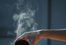 스트레스 관리, 일상 속 작은 변화가 해답 person pouring hot water on white cup