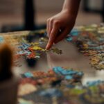 뇌건강, 일상의 작은 변화로 지킨다…한국인 맞춤 실천법 주목 person holding jigsaw puzzle piece