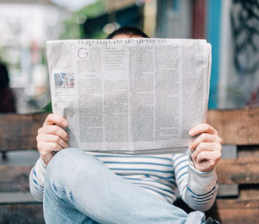 ‘뇌건강’, 소소한 생활습관이 만드는 큰 변화 man sitting on bench reading newspaper